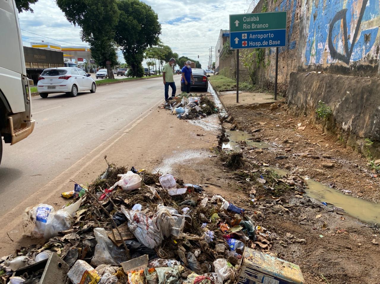 Equipe da Semusb encontra lixo espalhado na avenida Imigrantes